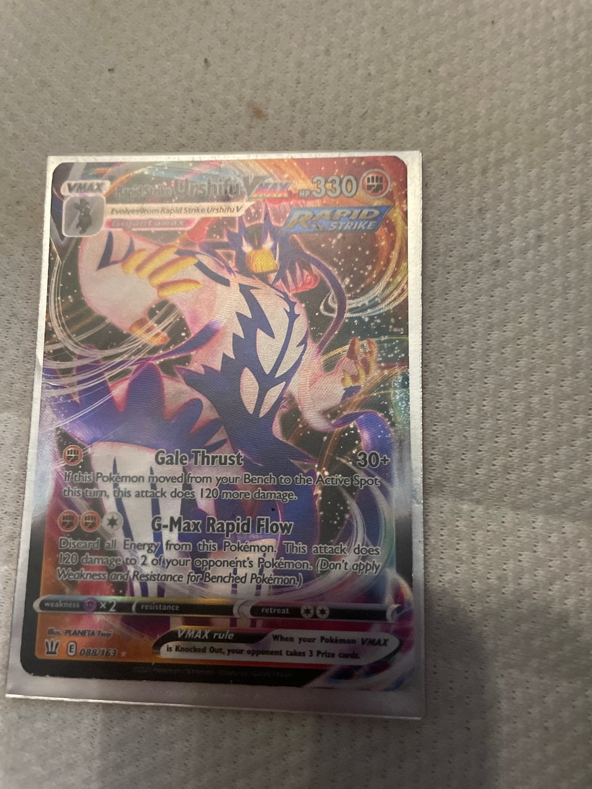 Urshifu VMAX Rapid Strike Pokémon kaart in sleeve, Ophalen of Verzenden, Zo goed als nieuw, Losse kaart