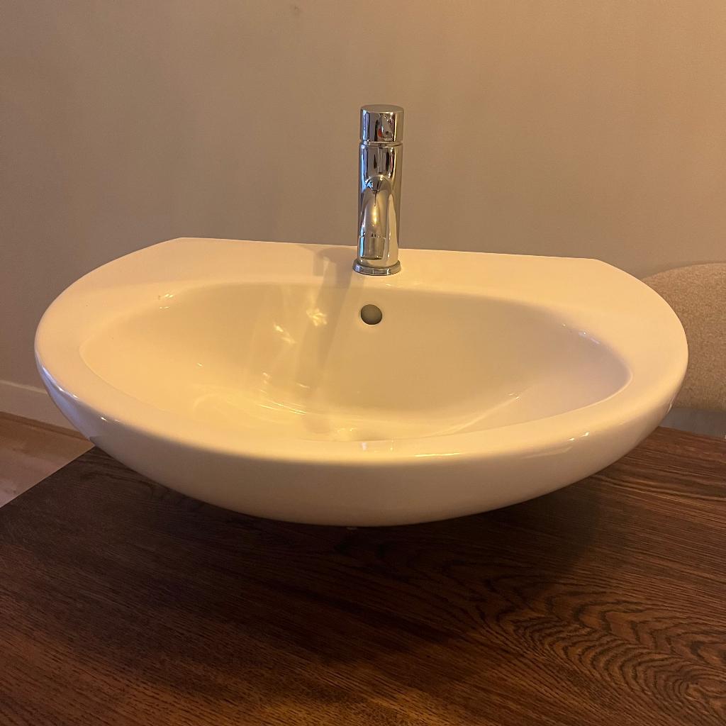 Witte wasbak met kraan – Merk Plieger, Ophalen, Gebruikt, 50 tot 100 cm, Minder dan 100 cm