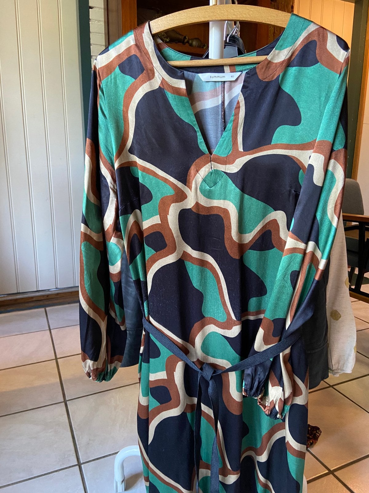 Jurk Summum mt 40 gezien in Gooische vrouwen, Kleding | Dames, Ophalen, Zo goed als nieuw, Maat 38/40 (M), Onder de knie