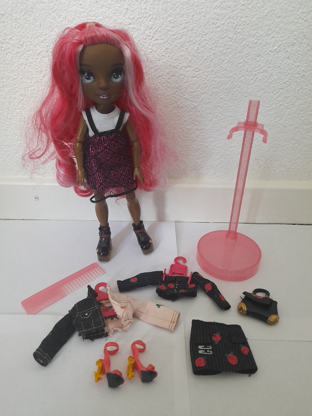 Rainbow High pop met roze haar en extra kleding, Ophalen of Verzenden, Zo goed als nieuw