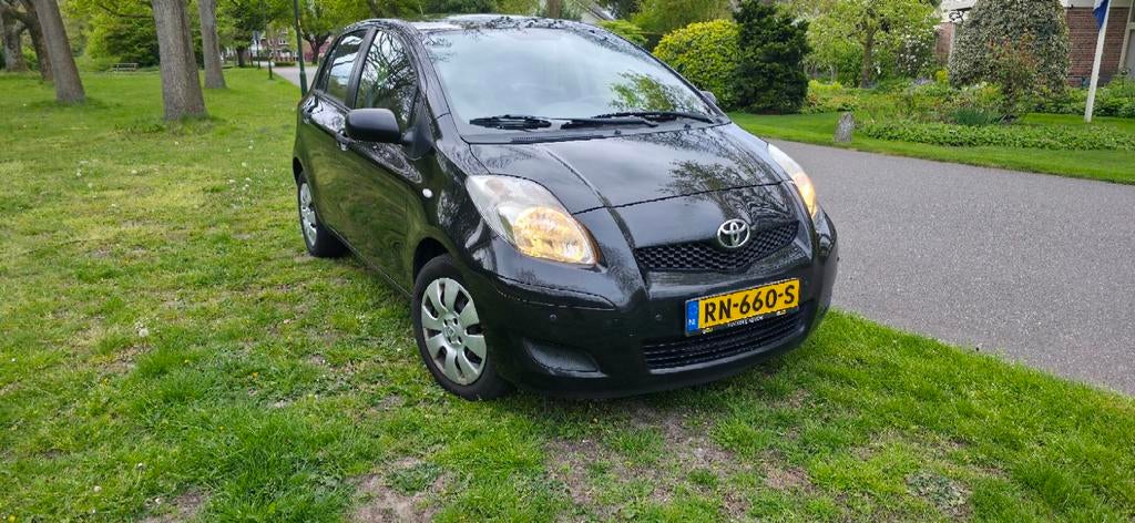 Toyota Yaris 1.3 16V Vvt-i 5DR 2010 Zwart 169200 kilometer, 40 €/maand, Zwart, 4 cilinders, Zwart