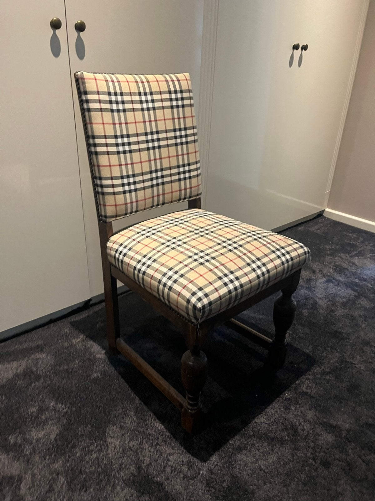 Antieke stoel met Burberry-stijl bekleding, Ophalen