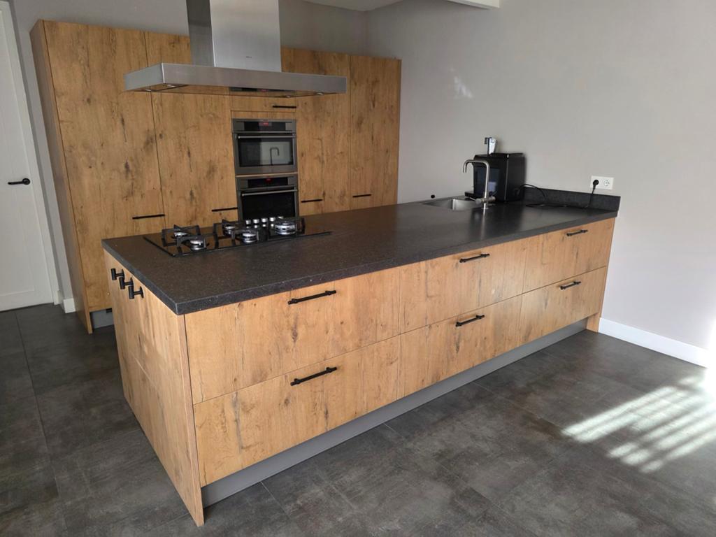 Moderne Keukenwand + Schiereiland met AEG Apparatuur, Gebruikt, Bruin, Overige typen, Graniet of Steen
