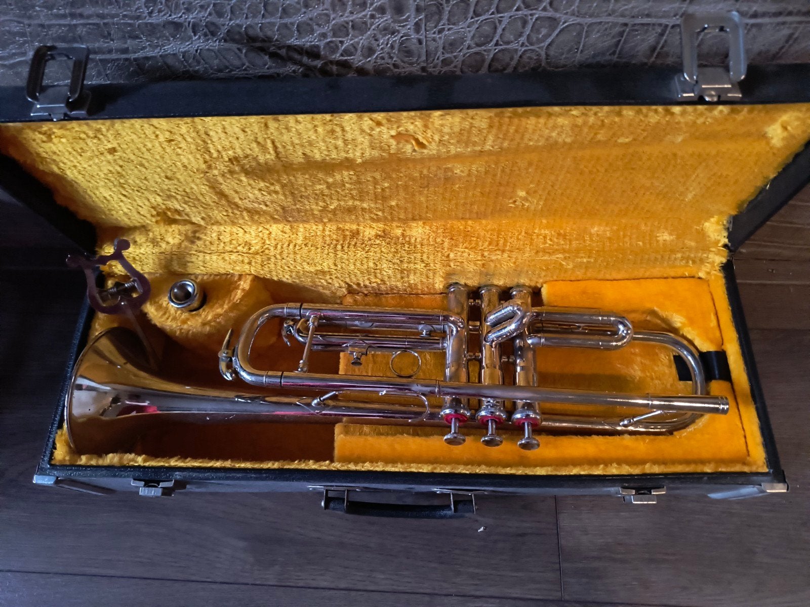 Cafact trompet met mondstuk, bladmuziekhouder en koffer, Muziek en Instrumenten, Blaasinstrumenten | Trompetten, Ophalen, Gebruikt