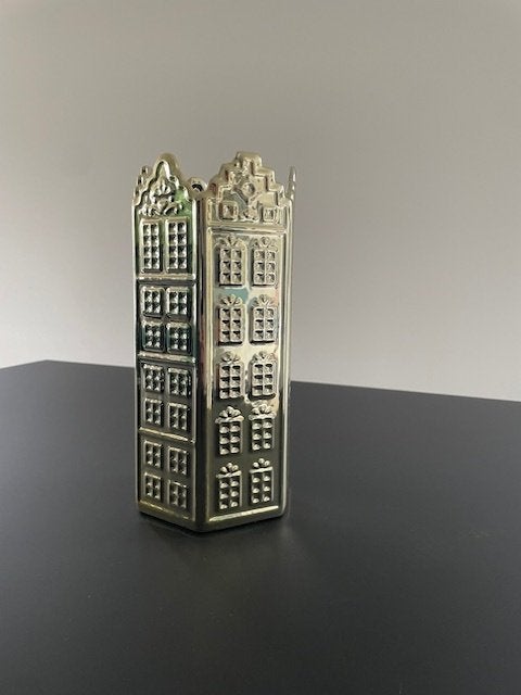 Goudkleurige keramieken vaas – Amsterdamse grachtenpanden, Huis en Inrichting, 26 cm, Ophalen of Verzenden, Zo goed als nieuw