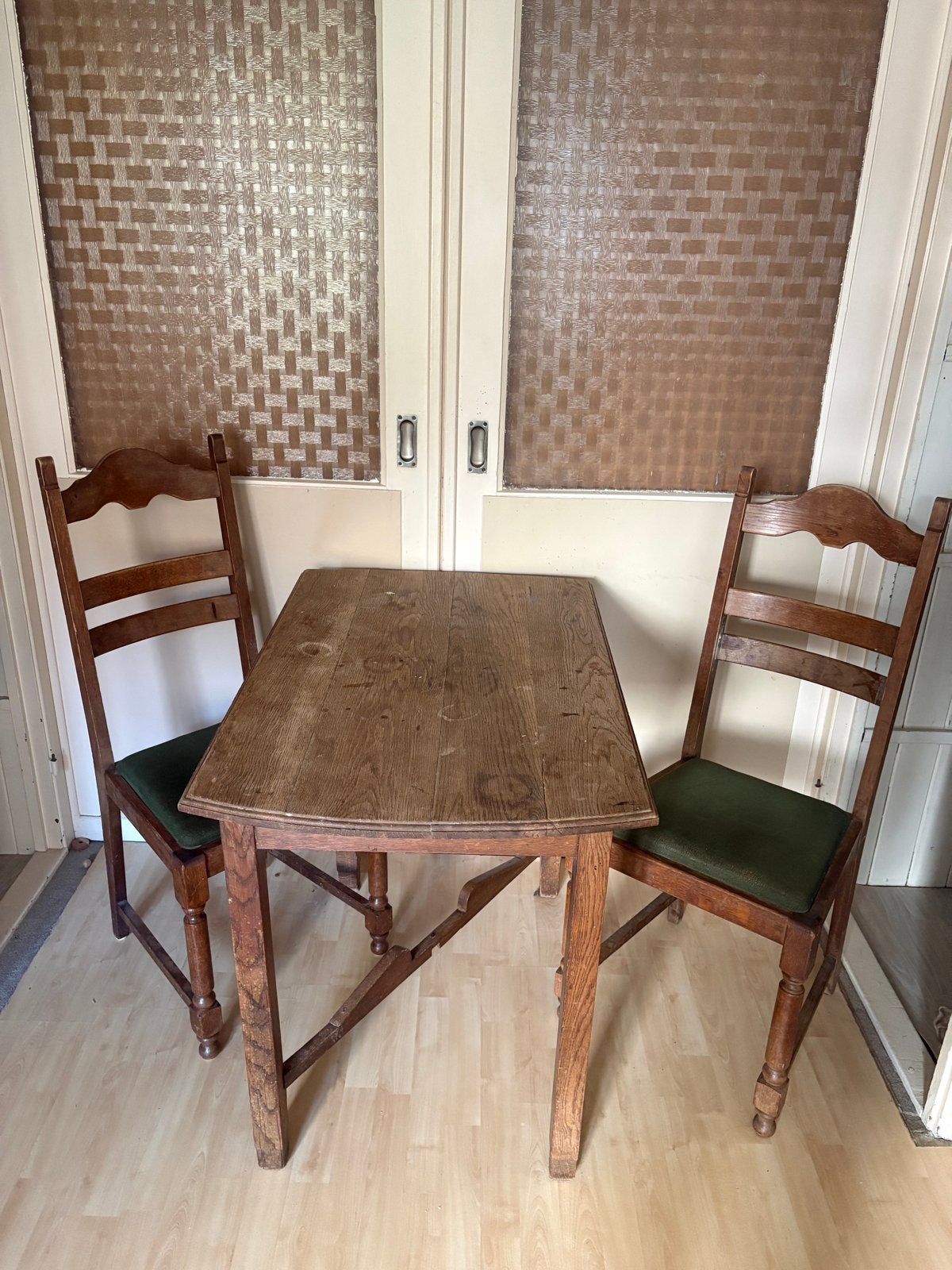Vintage houten tafel met twee stoelen, Ophalen