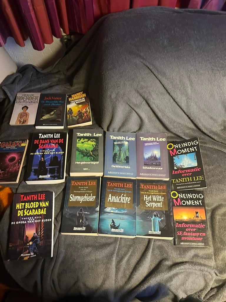 12 sf boeken plus 2 informatie boeken over science fiction, Ophalen, Gelezen