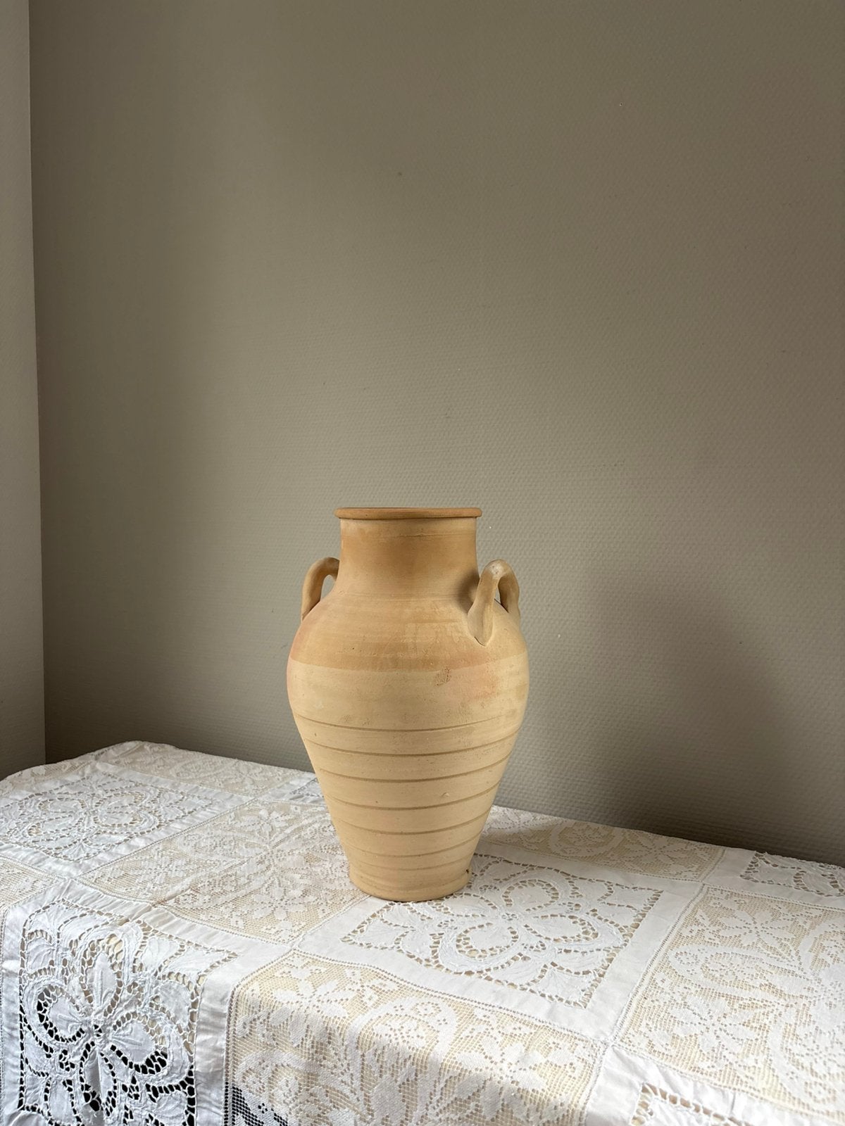Vintage terracotta vaas met grepen | rustic, Huis en Inrichting, Woonaccessoires | Vazen, 31 cm, Handgemaakt, Ophalen of Verzenden