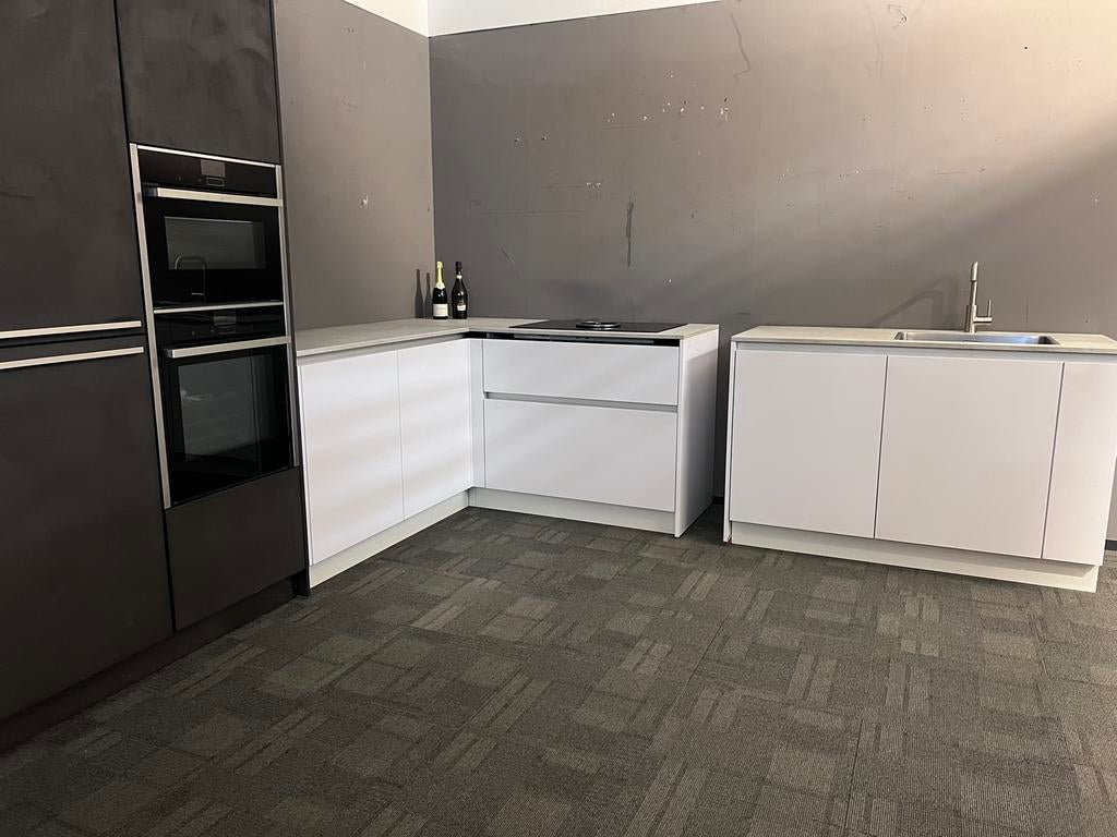 Prachtige Leicht keuken met Bora en Siemens en stenen blad., Huis en Inrichting, Keuken | Complete keukens, Zo goed als nieuw