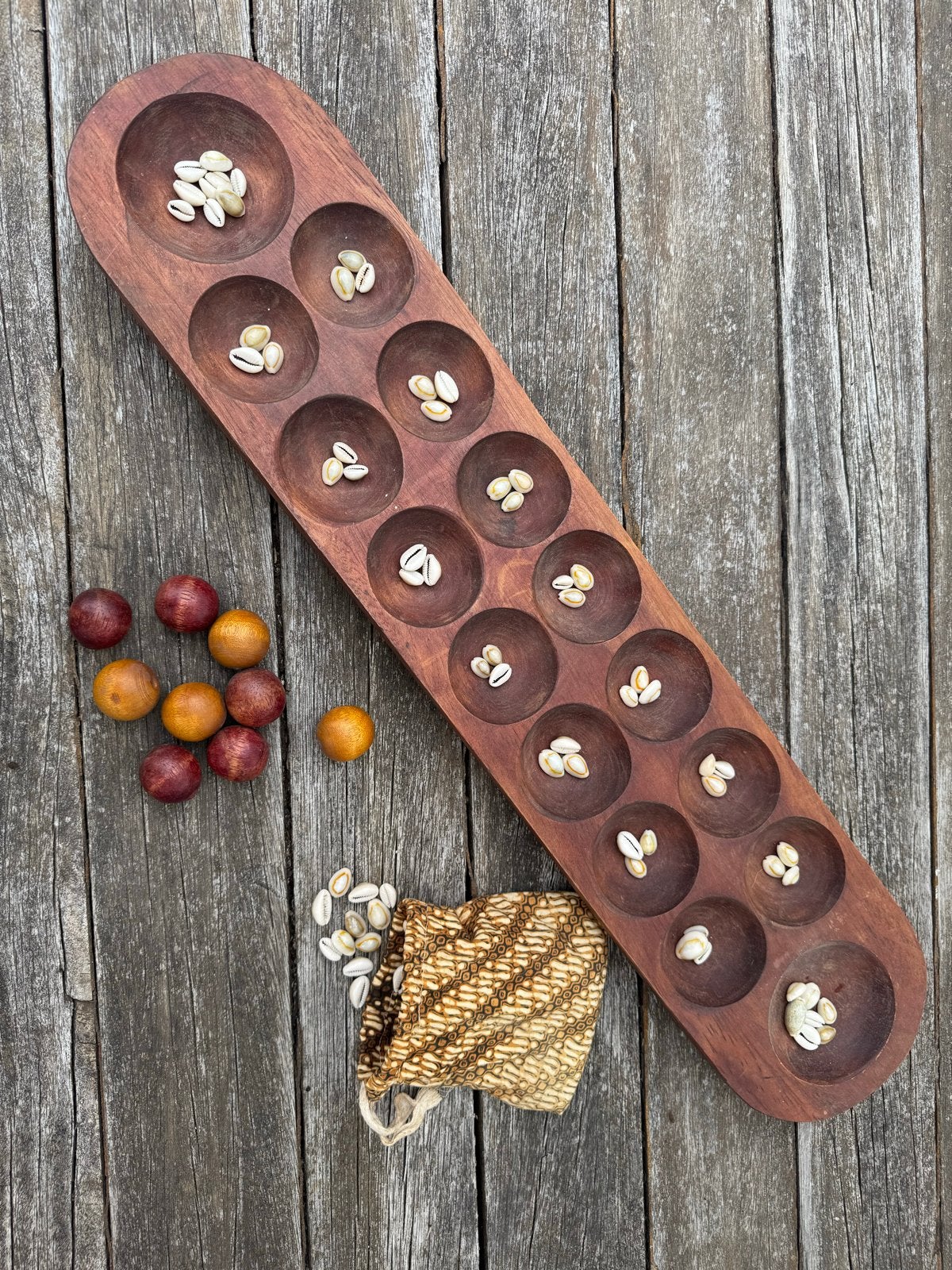 Mancala spel met schelpen en houten balletjes, Hobby en Vrije tijd, Gezelschapsspellen | Bordspellen, Een of twee spelers, Ophalen of Verzenden