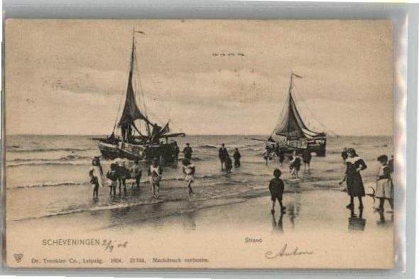 Scheveningen Strand  met bomschuiten en pootjebaden st 1906