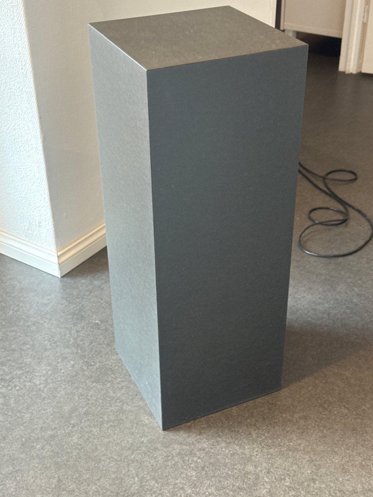 Grijze sokkel 80x30x30 cm - Ideaal voor presentatie, Ophalen, Zo goed als nieuw, Grijs