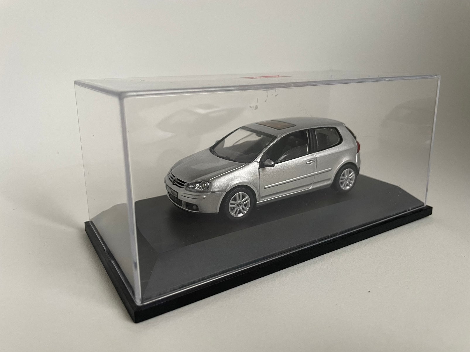 model Volkswagen VW Golf V 5 (1K), 3-d, zilver, 1/43 Schuco, Ophalen of Verzenden, Gebruikt, Auto, Schuco