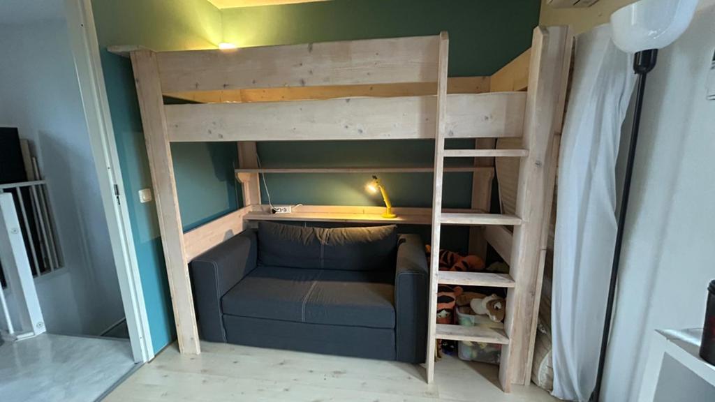 Hoogslaper 90x200 cm met lattenbodem - Ruimtebesparend, Huis en Inrichting, Slaapkamer | Stapelbedden en Hoogslapers, Ophalen