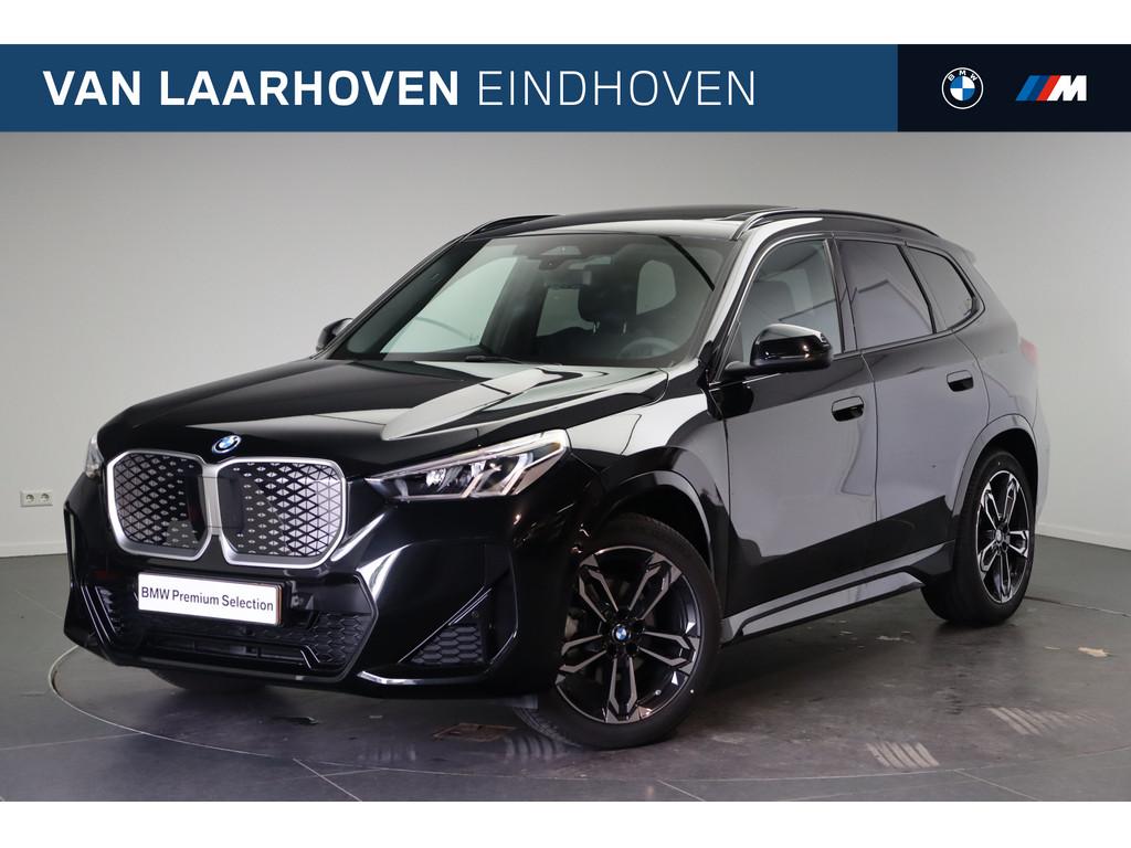 BMW iX1 eDrive20 M Sport / Panoramadak / Sportstoelen / M Ad, Auto's, Met garantie (alle), Zwart, Origineel Nederlands, 204 pk