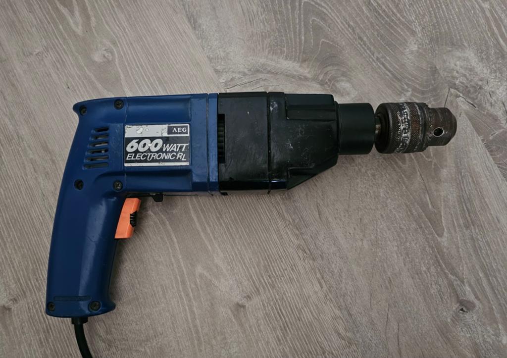AEG Klopboormachine 600 Watt, Boormachine, Ophalen of Verzenden, Variabele snelheid, Gebruikt