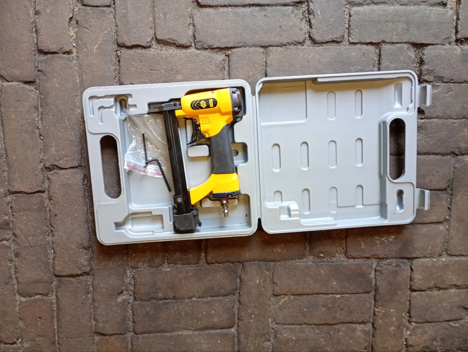 Tacker/nietmachine in koffer, Ophalen of Verzenden, Gebruikt, Tacker/nietmachine, Overige merken