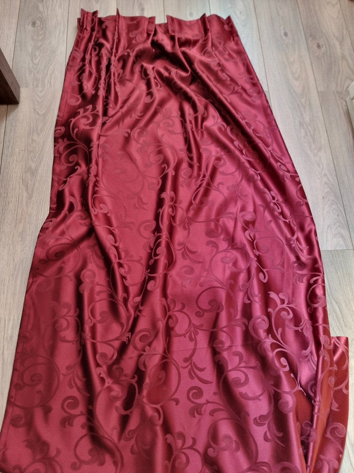 2x Bordeauxrode overgordijnen met sierlijk patroon, Met haken, Overige merken, Ophalen of Verzenden, Polyester
