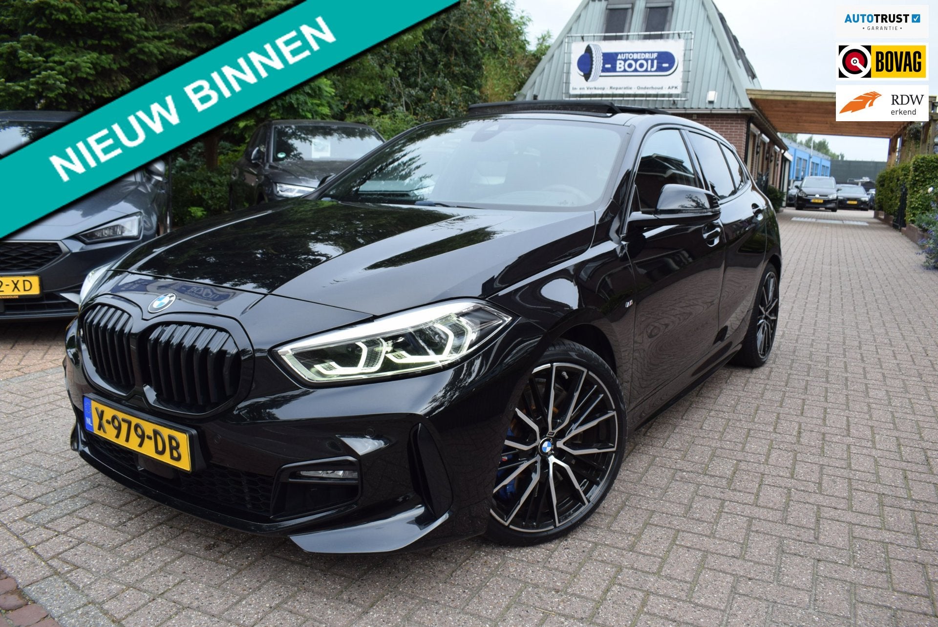 BMW 1-serie 118i High Executive M-PAKKET/ AUTOM/PANO DAK/CAR, Auto's, Dealer onderhouden, Gebruikt, Alcantara, Zwart