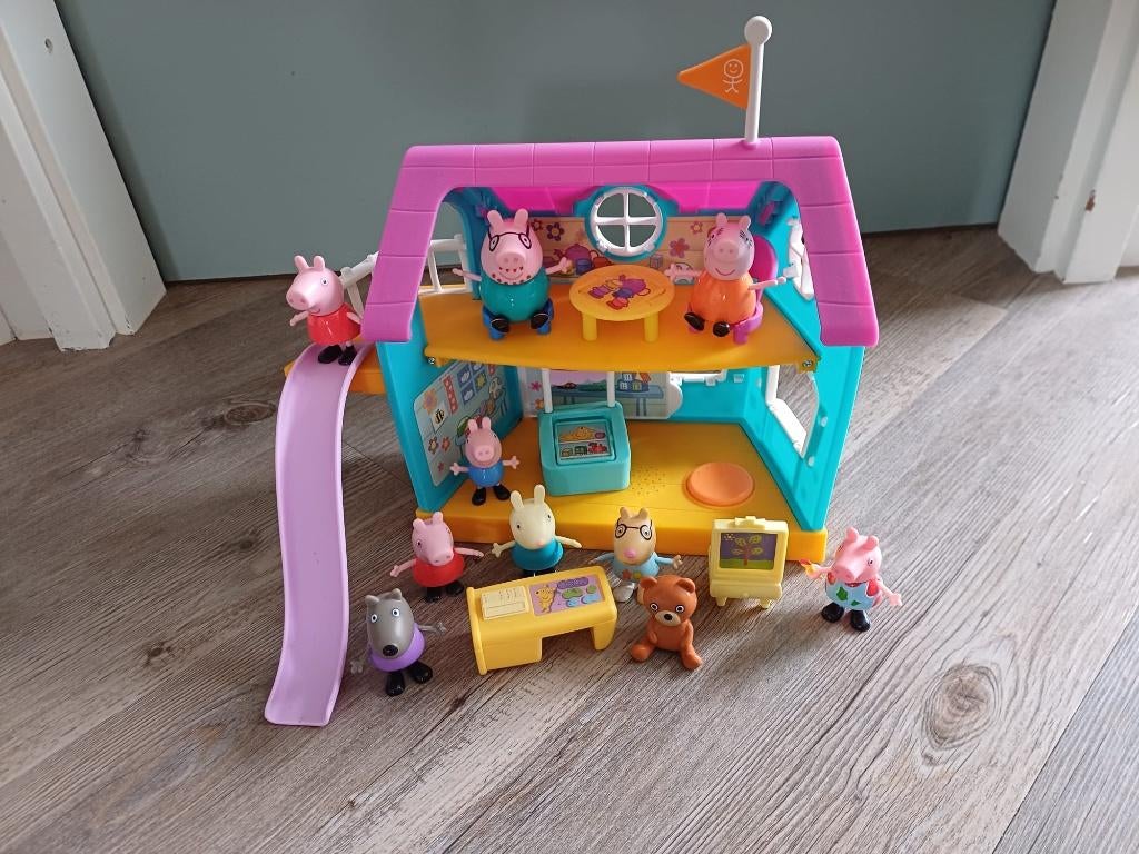 peppa pig clubhuis + 9 figuren & meubels big speelhuis huis, Ophalen of Verzenden, Gebruikt, Poppenhuis