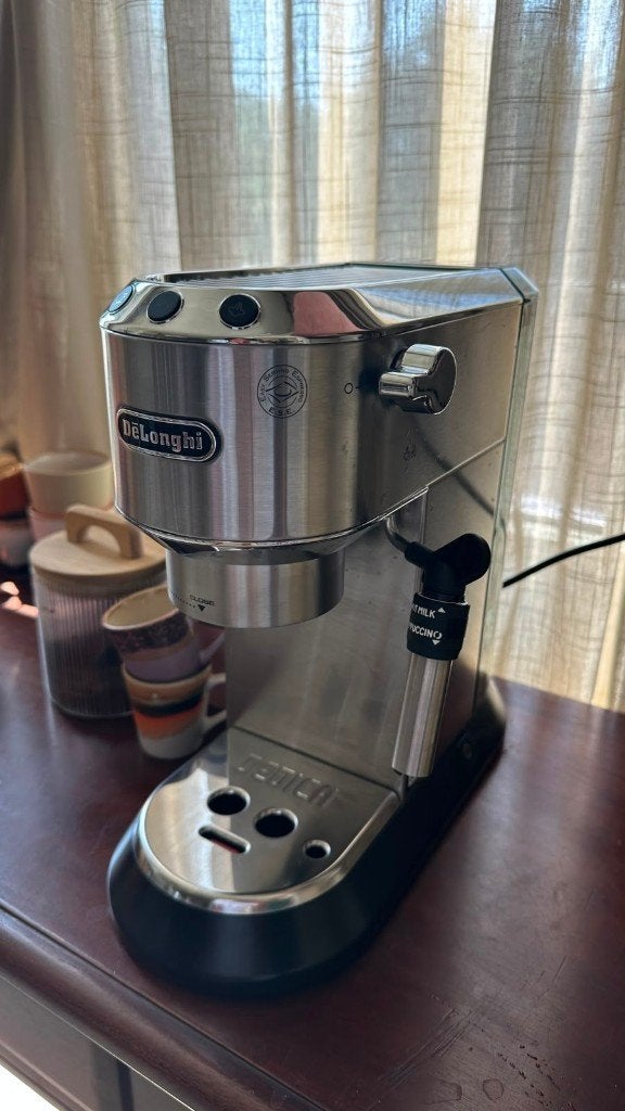 De'Longhi Dedica Style EC685.M (3 keer gebruikt), Gemalen koffie, Ophalen of Verzenden, 2 tot 4 kopjes, Koffiemachine