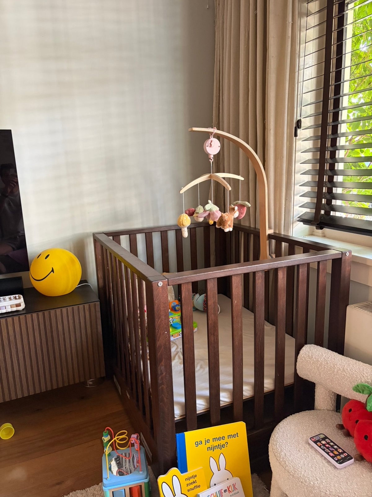 Walnoot houten box voor baby + matras, Kinderen en Baby's, Boxen, Ophalen, Zo goed als nieuw, Rechthoekig, Lade