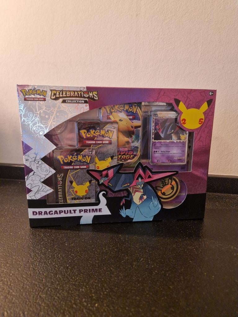 Celebrations 25 years Dragapult Collection. Pokémon TCG, Ophalen of Verzenden, Nieuw, Boosterbox, Foil