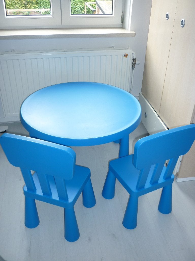 2 ikea kinderstoeltjes met ronde tafel / mammut donkerblauw, Ophalen, Zo goed als nieuw, Tafel(s) en Stoel(en)