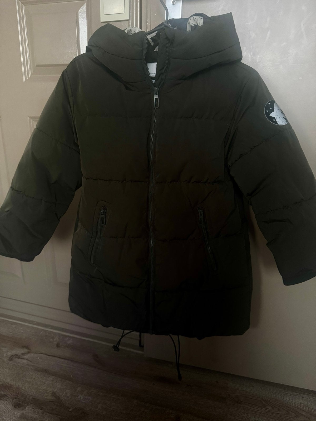 Warme winterjas voor meisje maat 134 met capuchon, Kinderen en Baby's, Kinderkleding | Maat 134, Ophalen, Zo goed als nieuw, Meisje