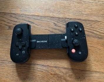 Backbone One Mobile Gaming Controller voor iPhone, Spelcomputers en Games, Inklapbaar, Backbone, Verzenden, Zo goed als nieuw