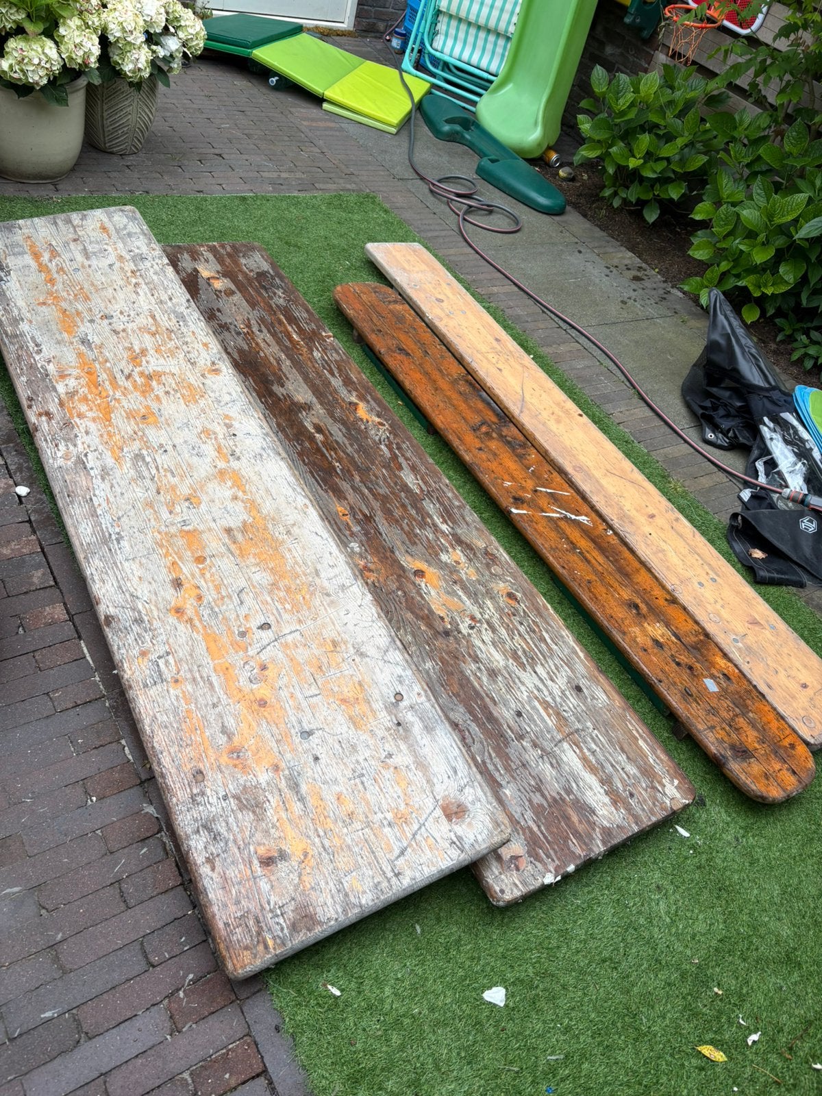 2 biertafels en 2 banken, Ophalen of Verzenden, Zo goed als nieuw, Minder dan 5 meter