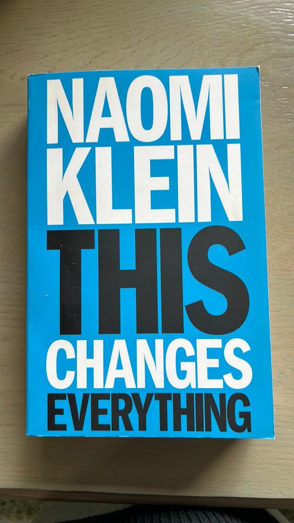 This changes everything Naomi Klein, Ophalen of Verzenden, Zo goed als nieuw