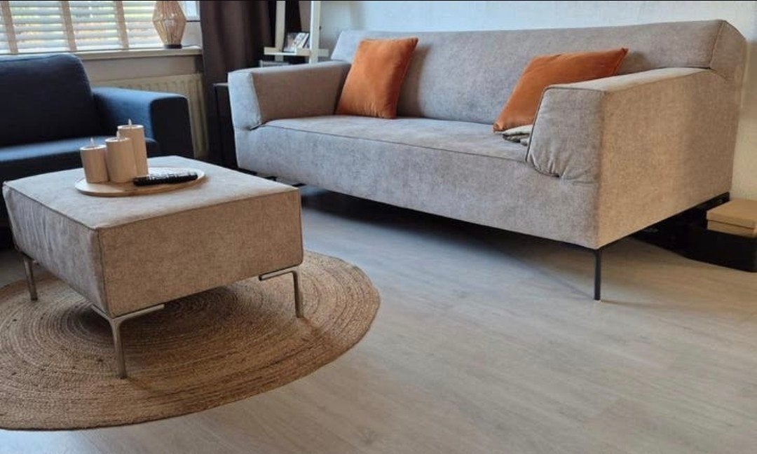 Design on stock Bloq Bank 2,5  met hocker zand kleur stof, Ophalen, Driepersoons, 75 tot 100 cm, Zo goed als nieuw