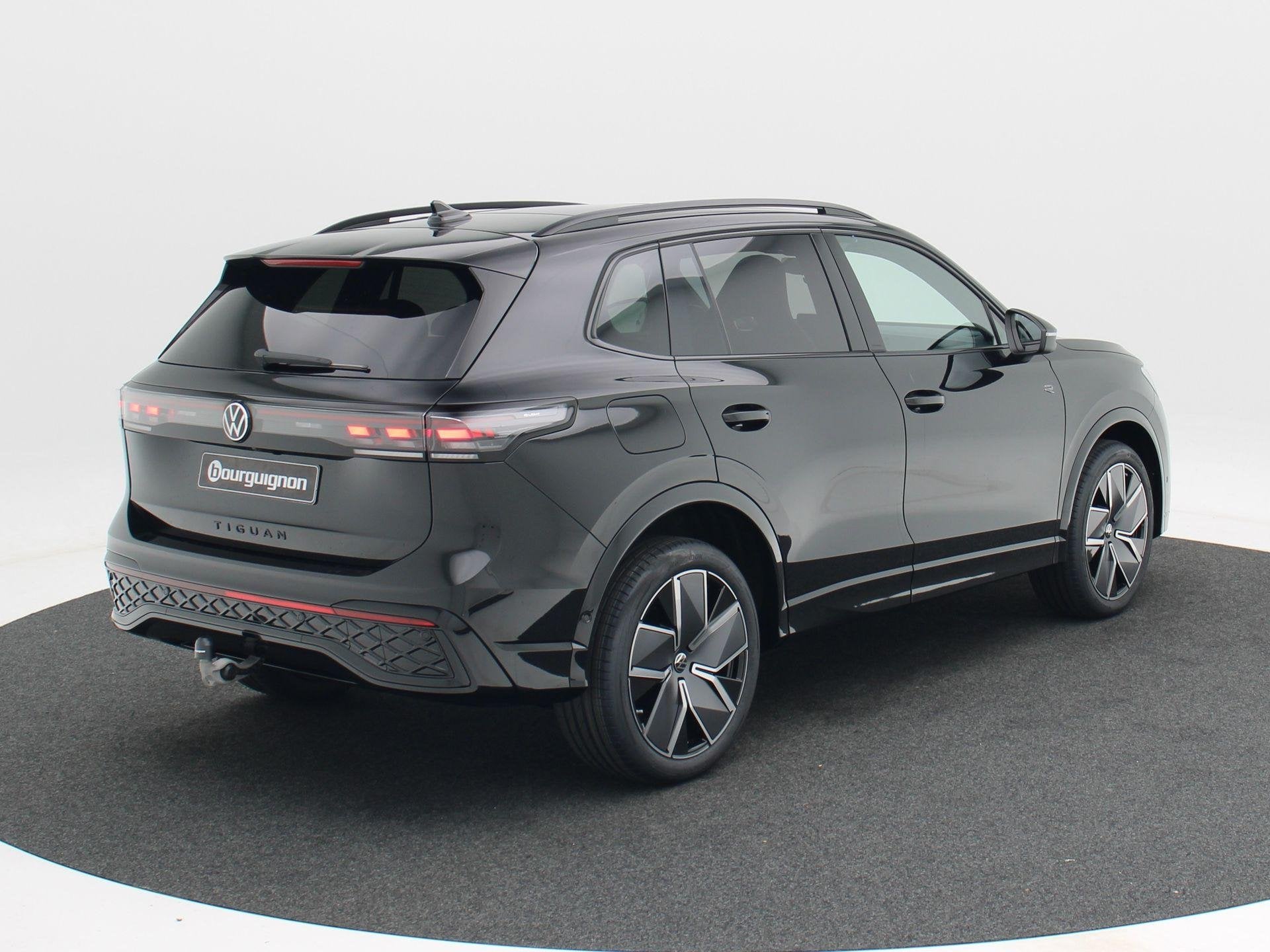 Volkswagen Tiguan R-Line Edition 1.5 eHybrid 272 PK | Trekha, Stof, 1498 cc, 4 cilinders, 2000 kg