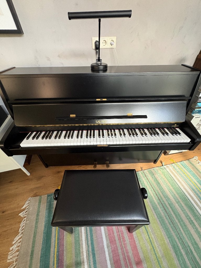 Sauter piano, inclusief pianobank en lamp