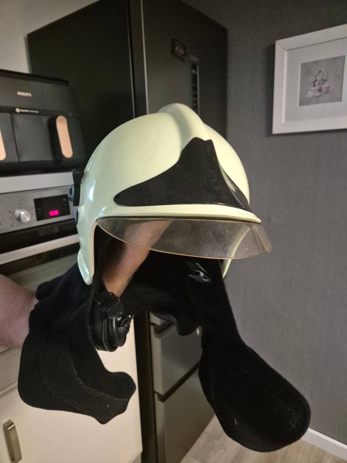Brandweerhelm met vizier en nekbeschermer, Ophalen of Verzenden, Overige soorten, Overige gebieden, Helm of Baret