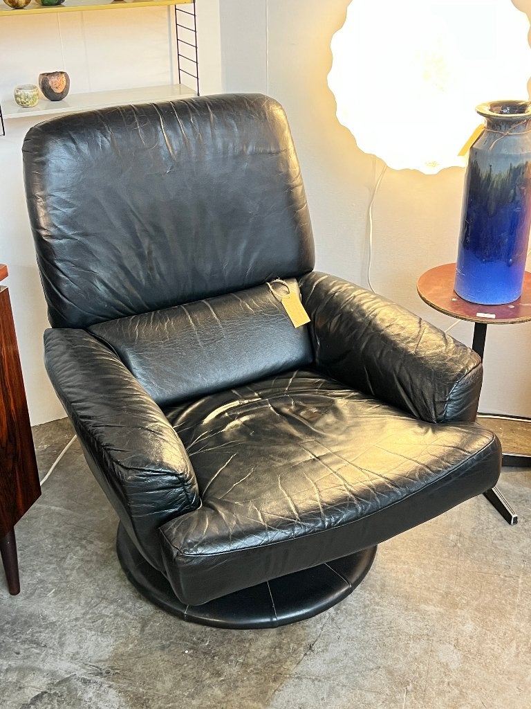 Vintage zwarte leren draaifauteuil op voet, Huis en Inrichting, Fauteuils, Gebruikt, Onbekend, Ophalen of Verzenden, Vintage, Design, MCM, Midcentury