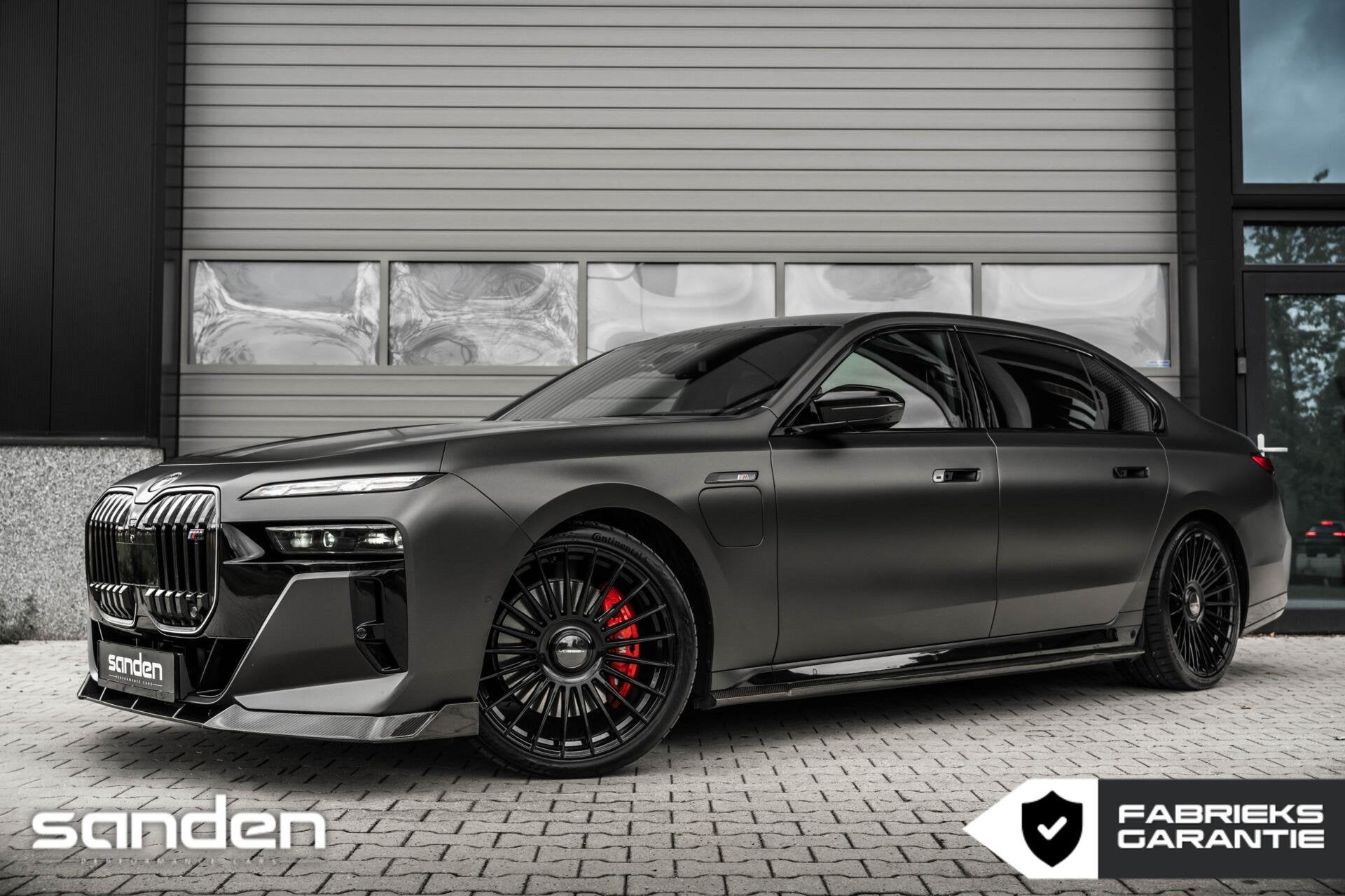 BMW 7-serie M760e xDrive MSport Pro|Theatre|B&W|Skylounge, Automaat, Dealer onderhouden, 2000 kg, Zwart