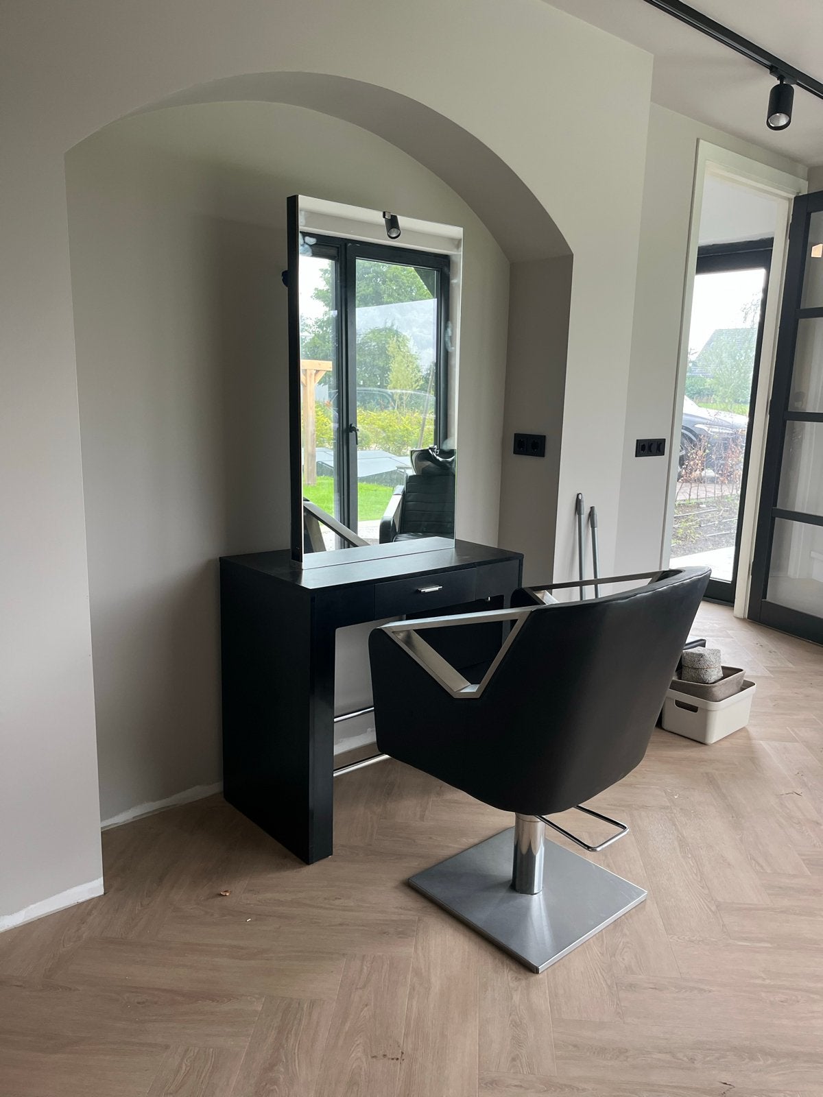 Kapperstoel met tafel en spiegel, Diensten en Vakmensen