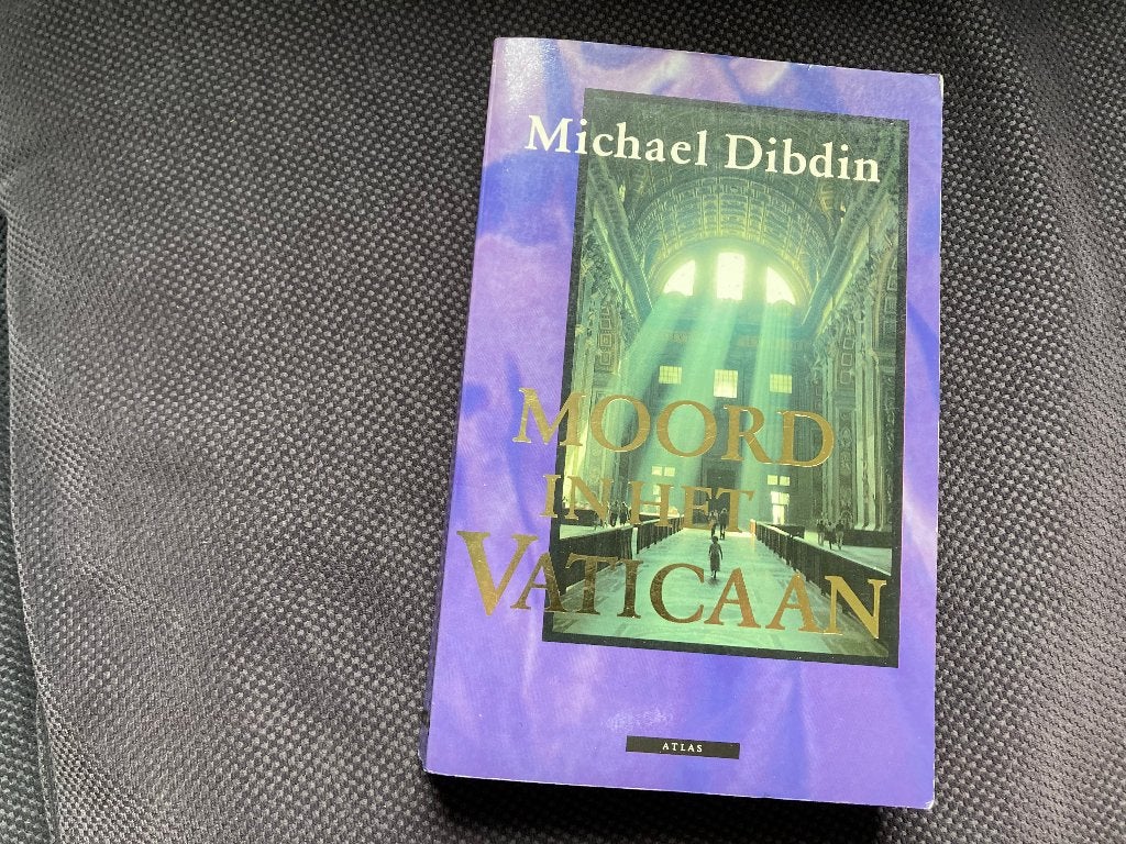 🟪 Michael Dibdin - Moord in het Vaticaan, Boeken, Thrillers, Gelezen, Ophalen of Verzenden