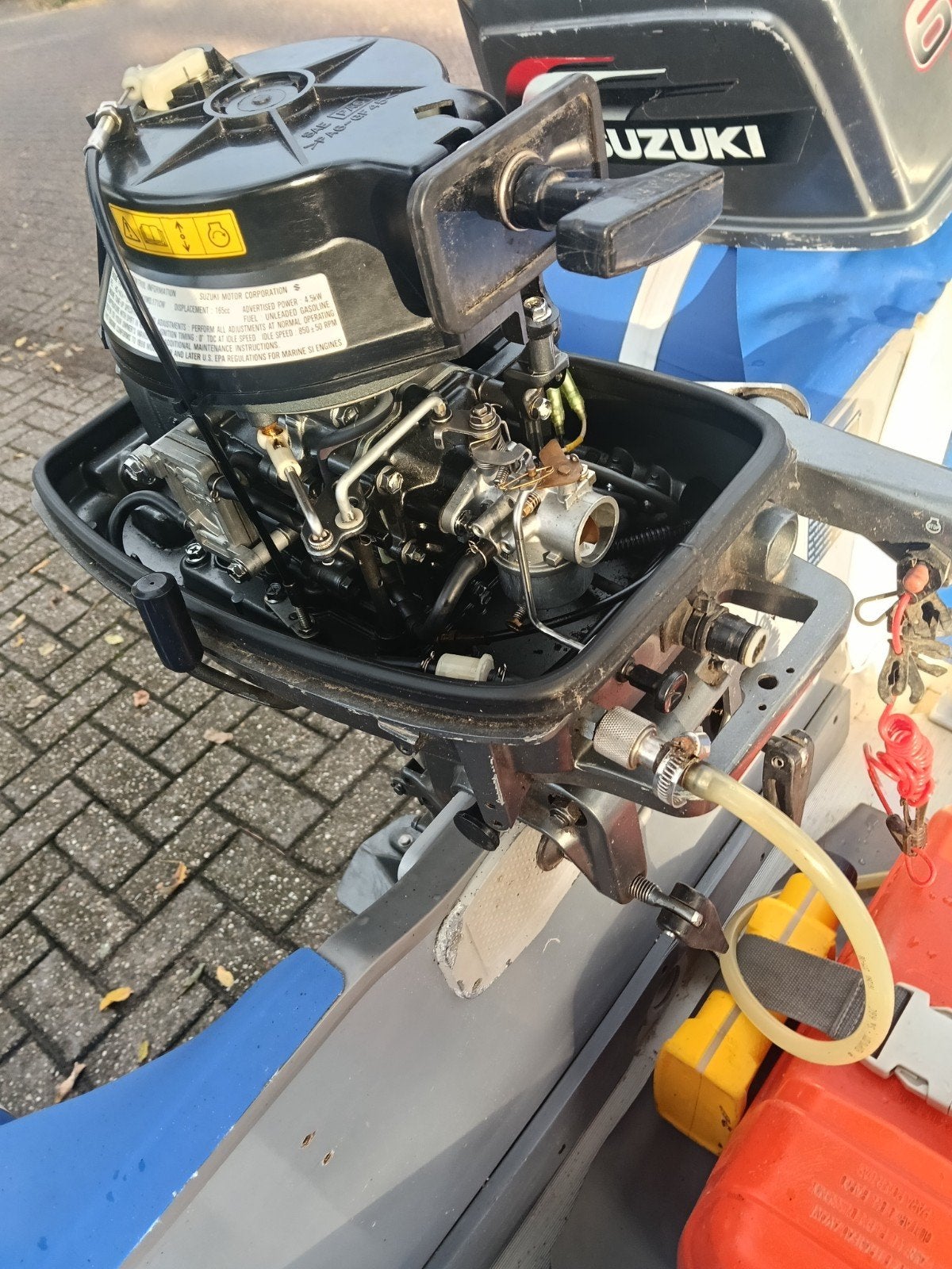 Foto 12 van rubberboot met moter / buitenboordmotor en trailer