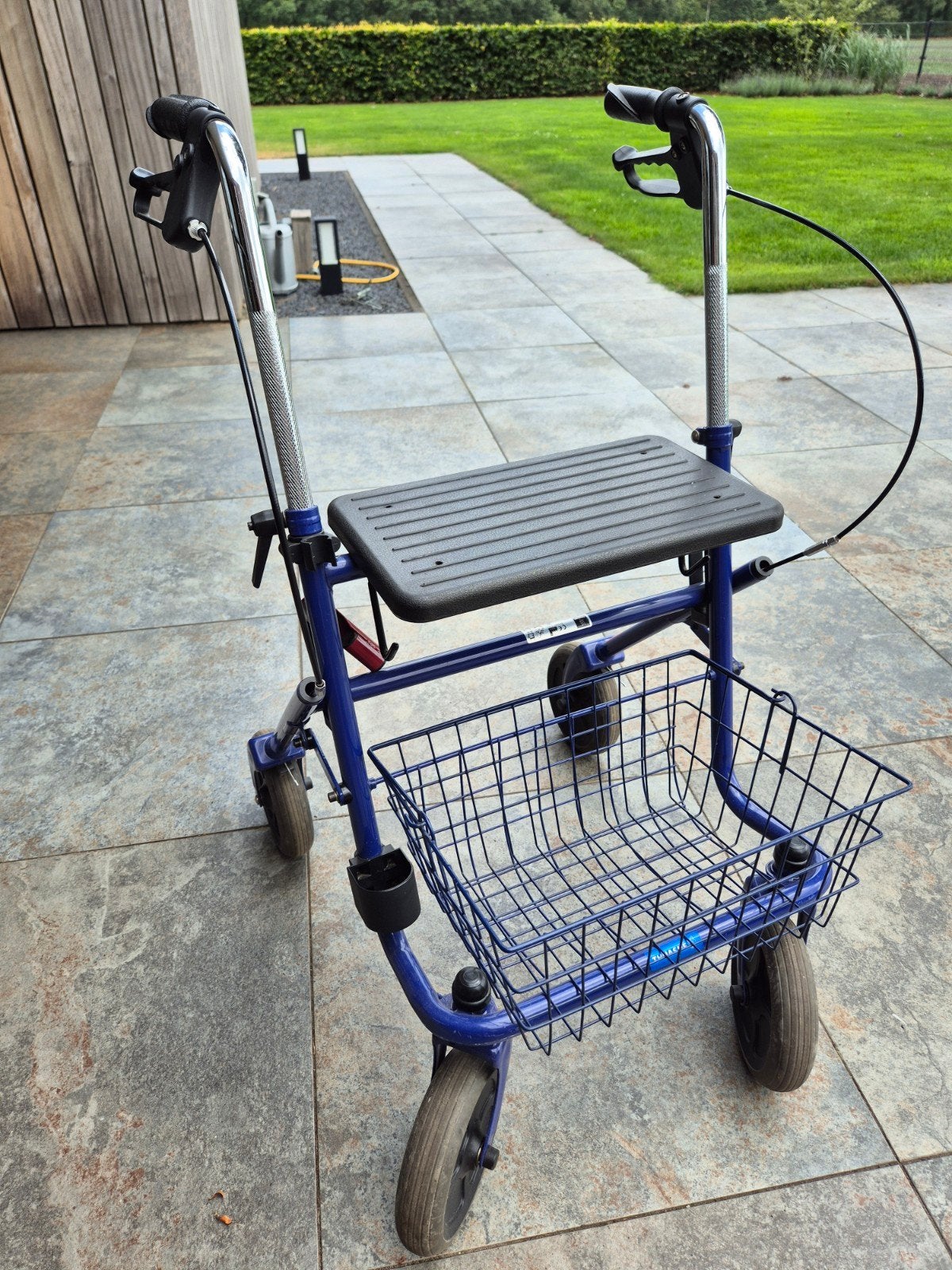 Degelijke blauwe rollator weinig gebruikt!, Ophalen, Zo goed als nieuw