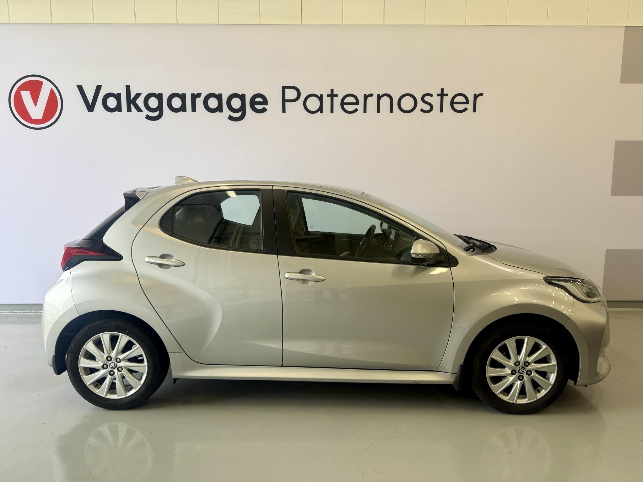 Toyota Yaris 1.5 VVT-i Carplay / Stuur & Stoelverwarming / L, Auto's, Voorwielaandrijving, 12 maanden, Gebruikt, Euro 6