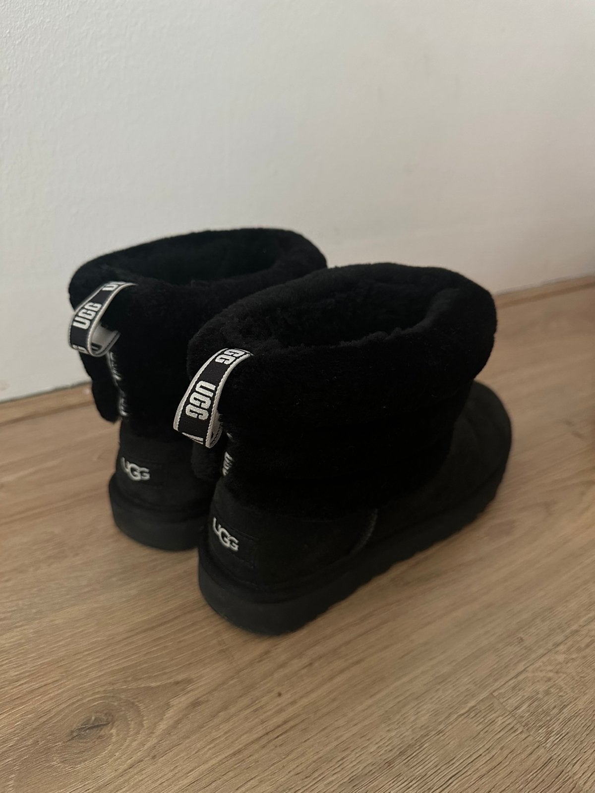 UGG Women Fluff Mini Quilted Black, Zwart, Lage of Enkellaarzen, Ophalen of Verzenden, Zo goed als nieuw