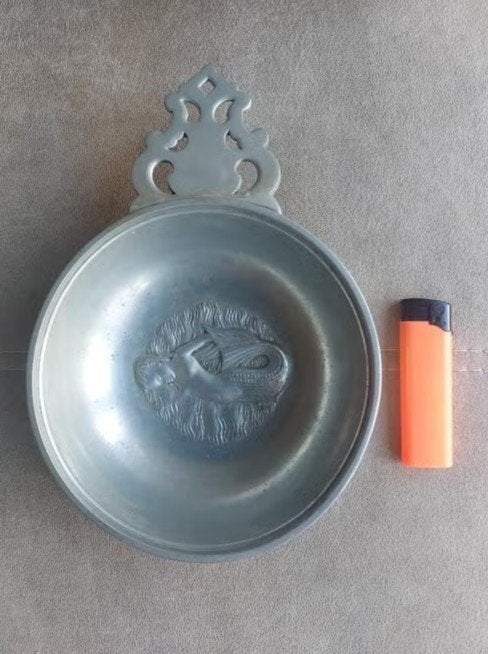 Tinnen schaal met handgreep (met Tinnen merkje), Antiek en Kunst, Antiek | Tin, Ophalen of Verzenden