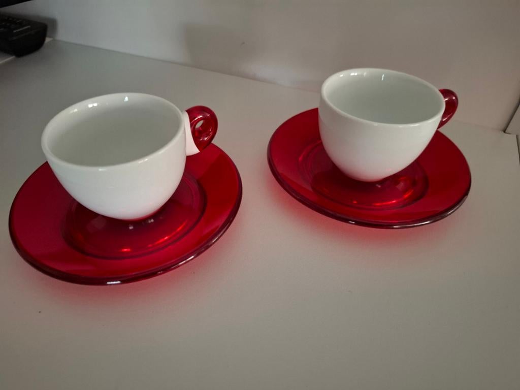 Guzzini kopjes en schotels - rood en wit, Keramiek, Ophalen of Verzenden, Zo goed als nieuw, Effen