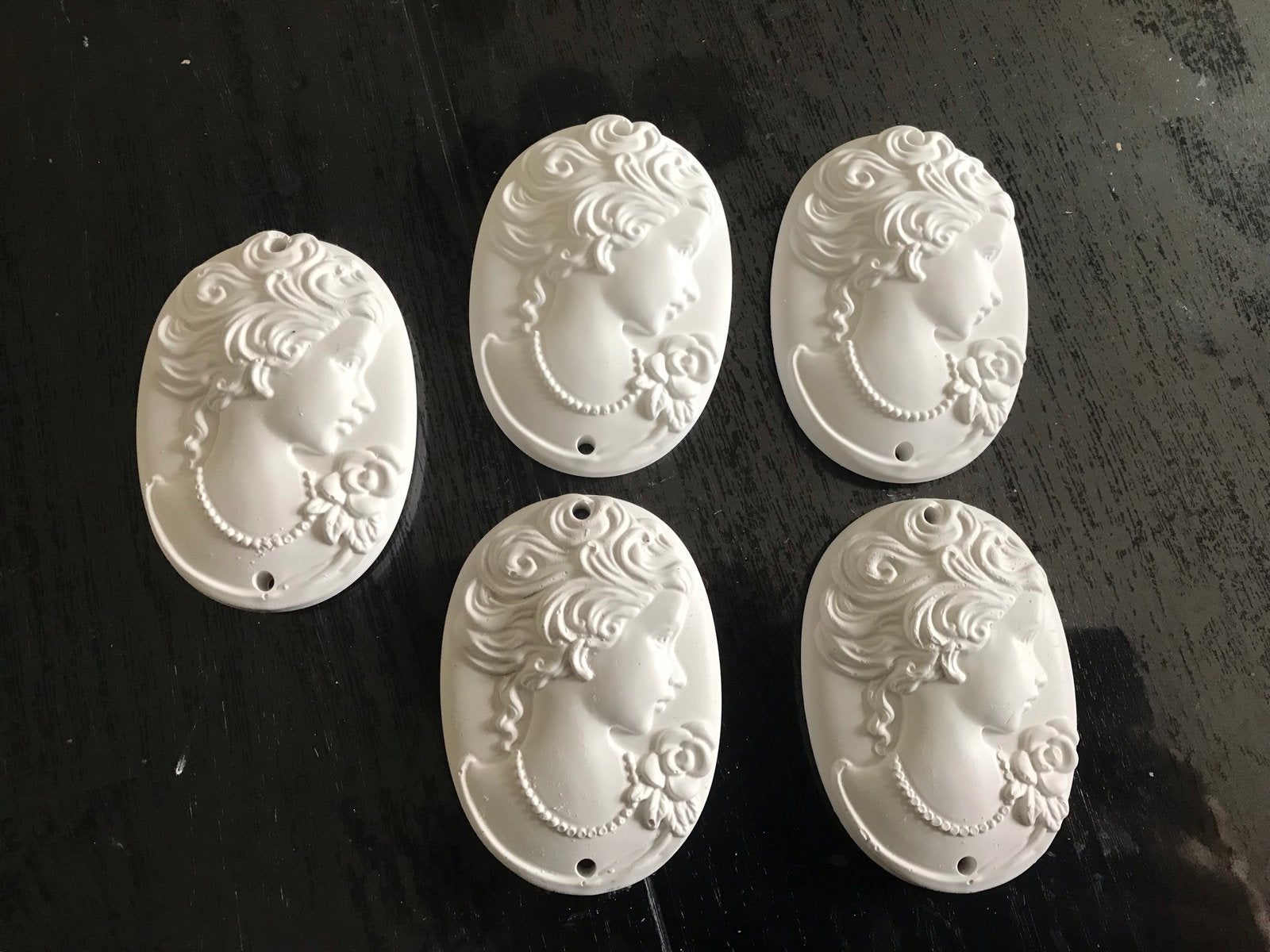 Set van 5 witte cameo's met vrouwenprofiel, Ophalen of Verzenden, Mens