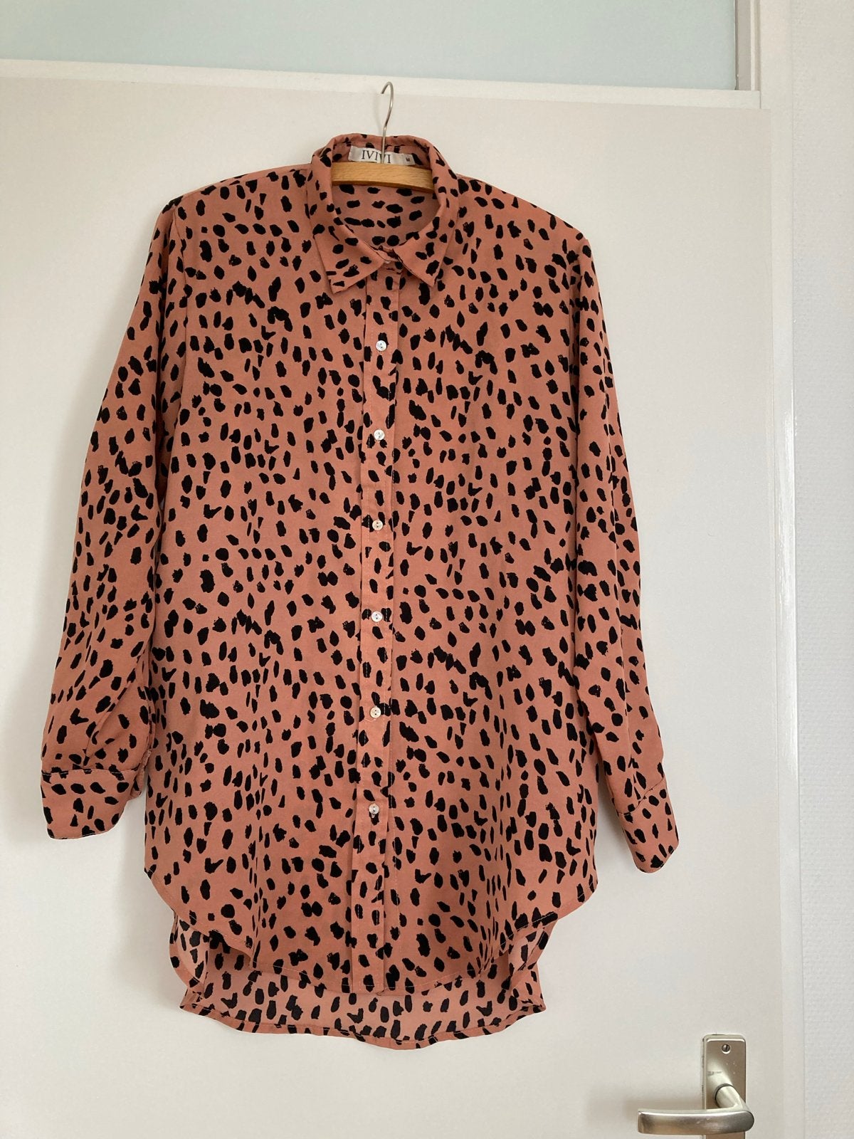 IVIVI Blouse met Luipaardprint - Maat M, Kleding | Dames, Ophalen of Verzenden, Gedragen, Maat 38/40 (M), Bruin