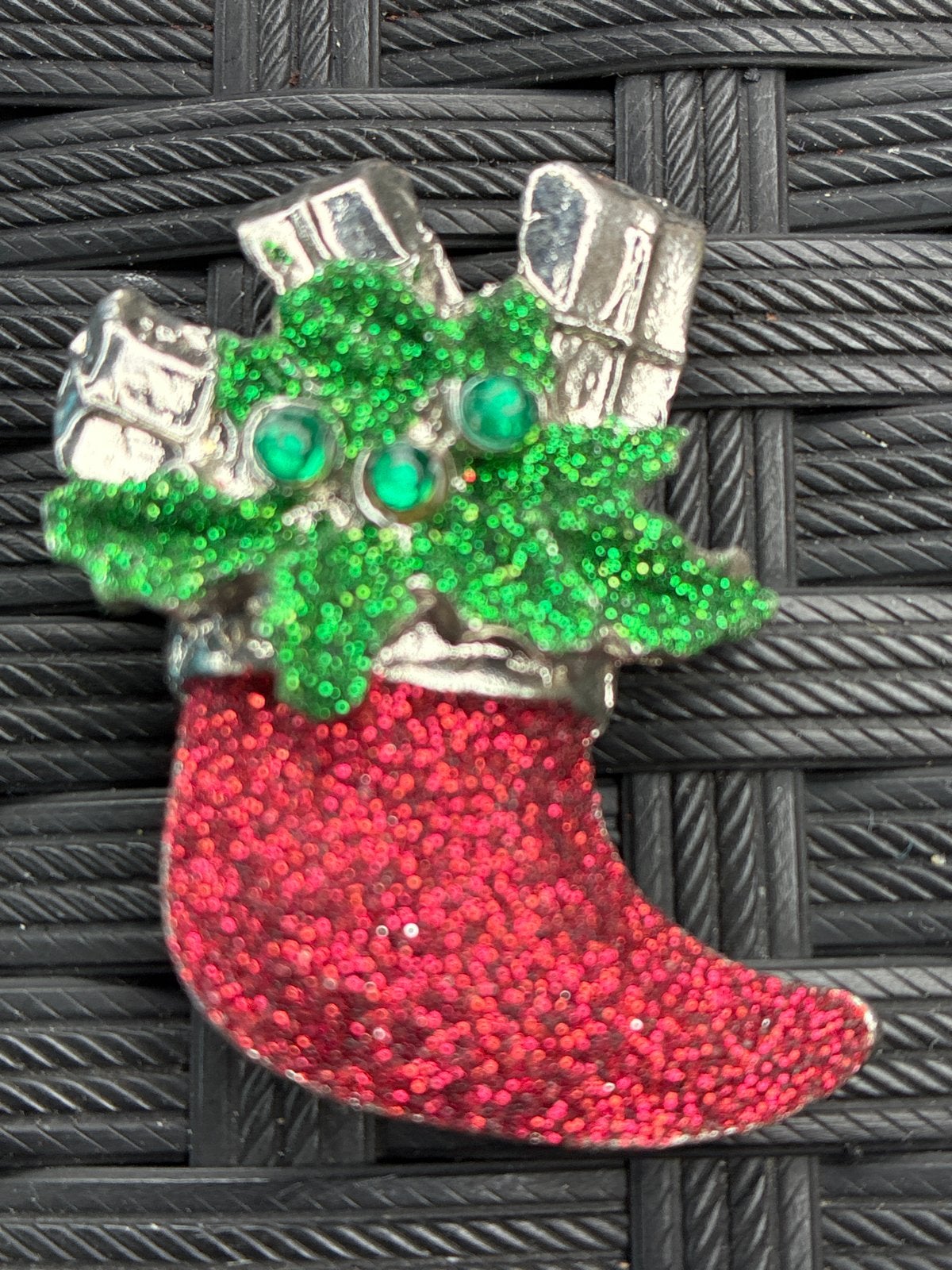 Feestelijke Kerst Broche - Kerstsok met Cadeautjes, Sieraden, Tassen en Uiterlijk, Broches, Met kristal, Overige materialen, 4 tot 7 cm