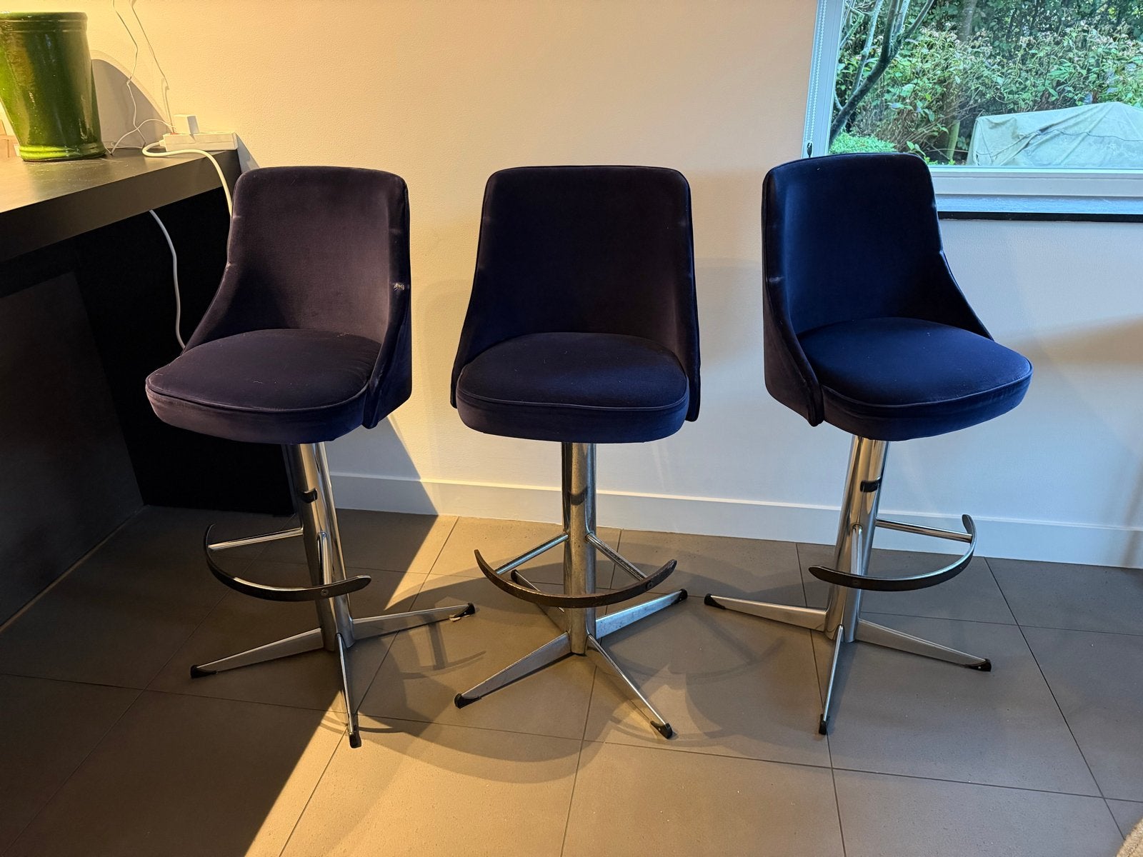 Vintage Barkrukken Jaren '50/'60 - Donkerblauw Velvet, Ophalen, Draaibaar, Gebruikt, 60 tot 90 cm